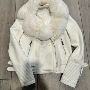 Chic White Leather Jacket with Faux Fur Collar